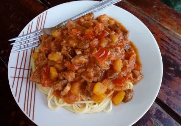 Z czym podawać leczo z kiełbasą? Odkryj idealne dodatki do dania