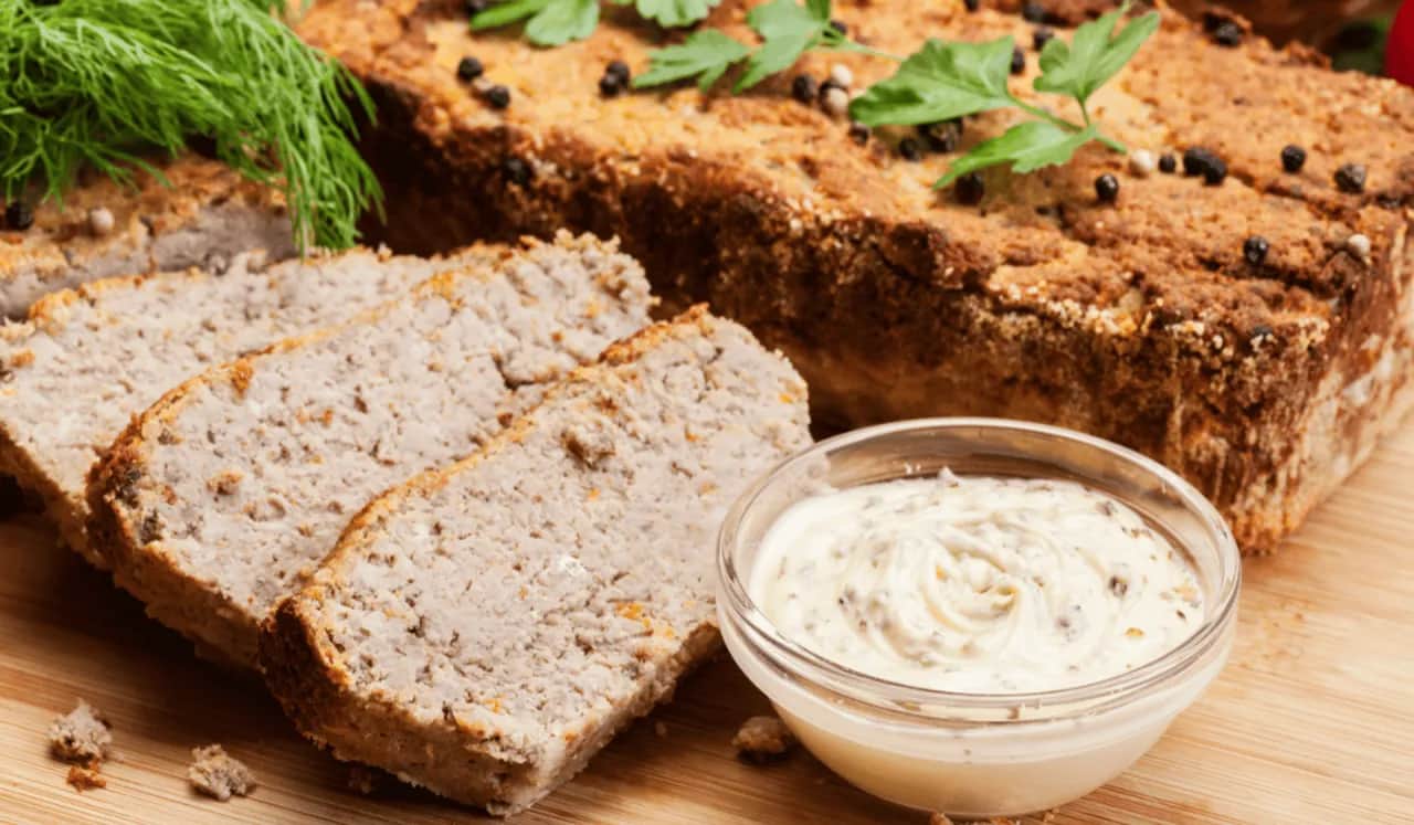 Czy do pasztetu dodajemy jajka? Oto, co musisz wiedzieć o przepisach