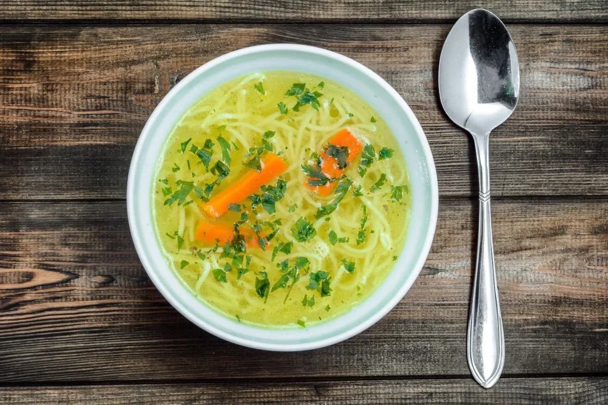 Ile gotować rosół drobiowy, aby był idealny i pełen smaku?