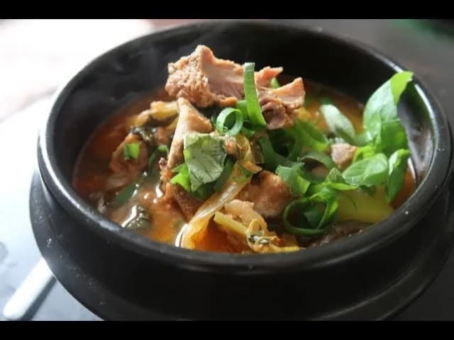 Jaką zupę na kościach wieprzowych przygotować, by zachwycić smakiem?