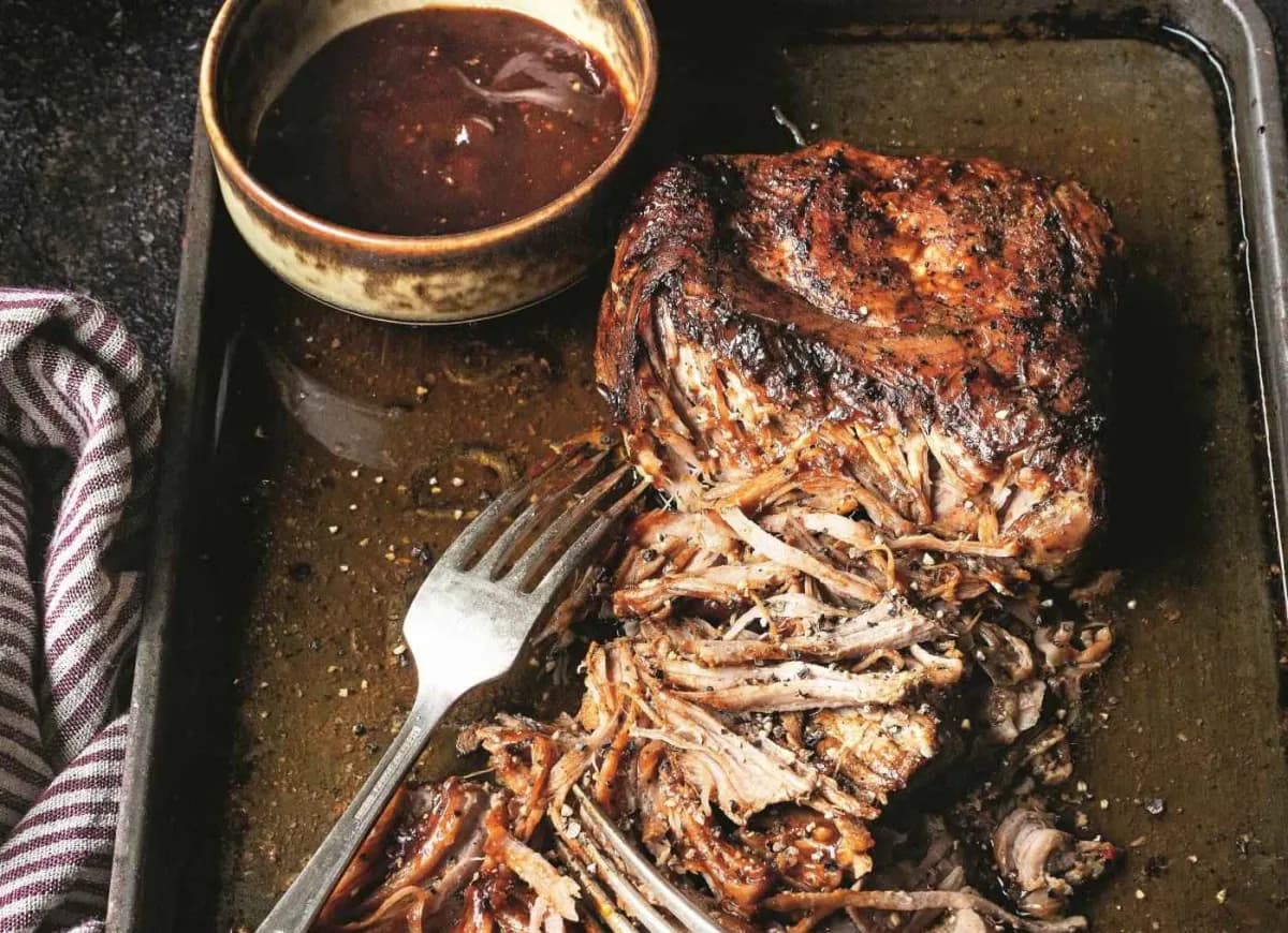 Pita z szarpaną wieprzowiną – prosty przepis na pyszny fast food w domu