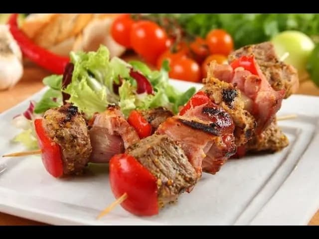 Szaszłyki z wieprzowiny - soczyste przepisy, które zachwycą gości