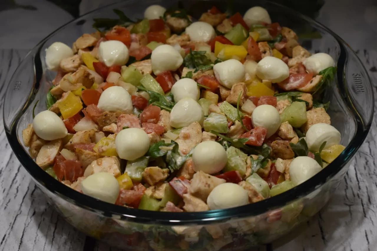 Idealna sałatka do kurczaka, która zaskoczy twoich gości smakiem