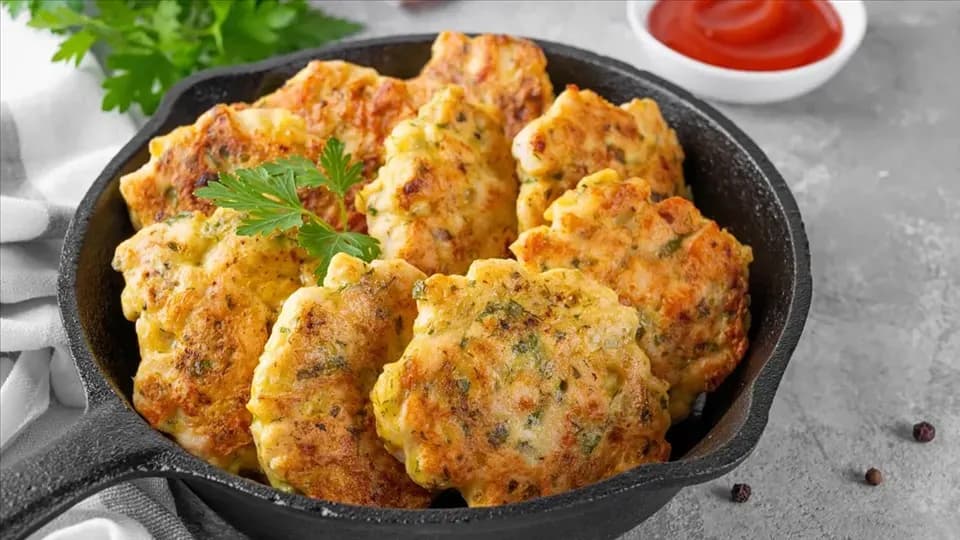 Siekany kotlet drobiowy - proste przepisy, które zachwycą każdego