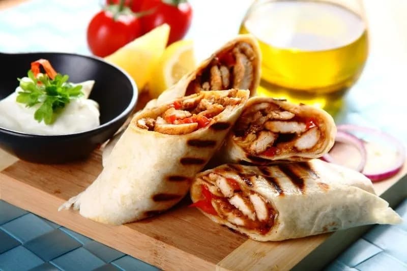 Pyszna tortilla z kurczakiem z grilla – prosty przepis na obiad